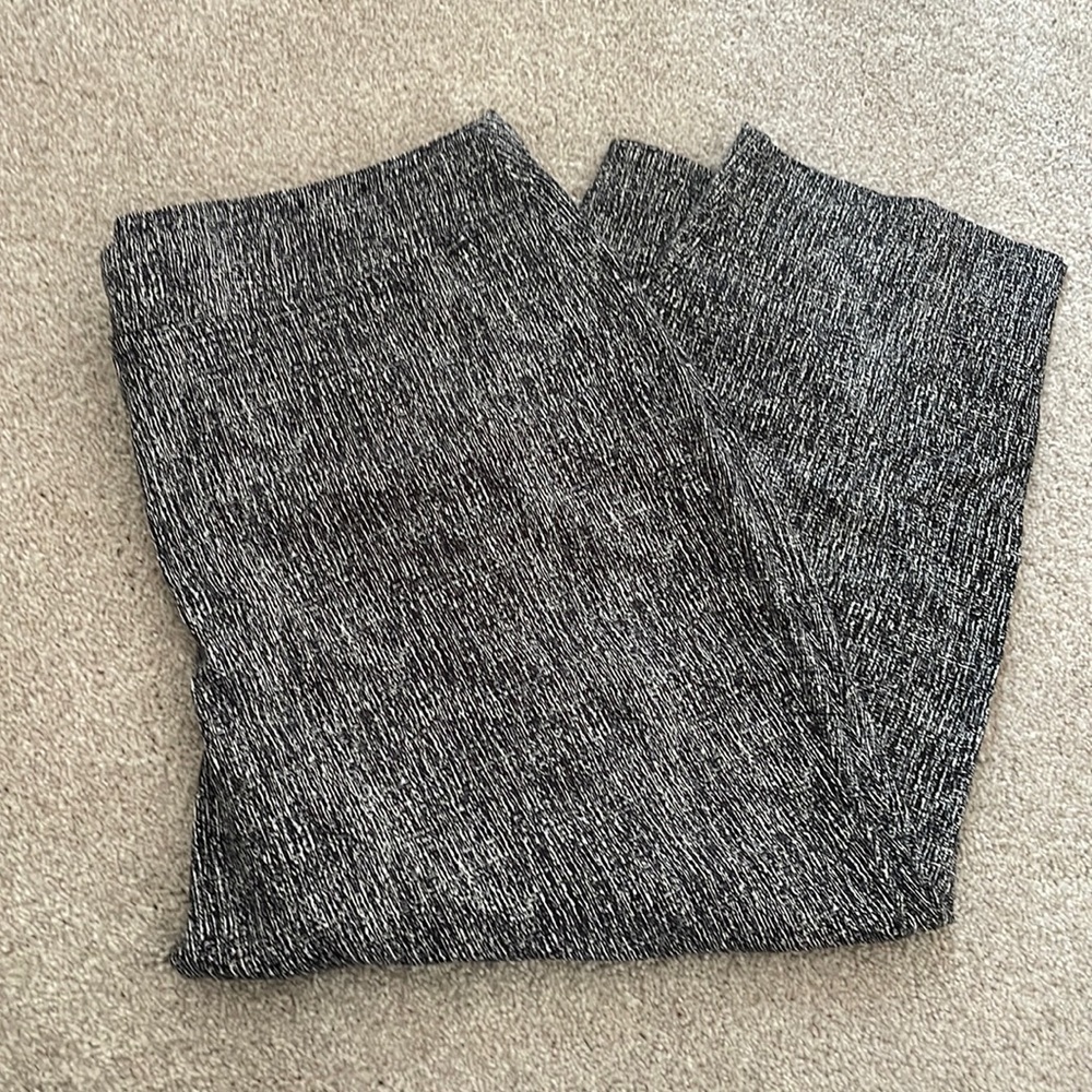 Womens black and white stretch capris